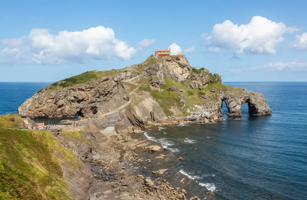 Gaztelugatxe – sziklaföldre vezető 241 lépcső