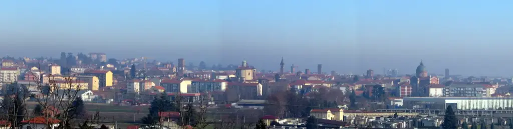 Asti spumante és középkori tornyok