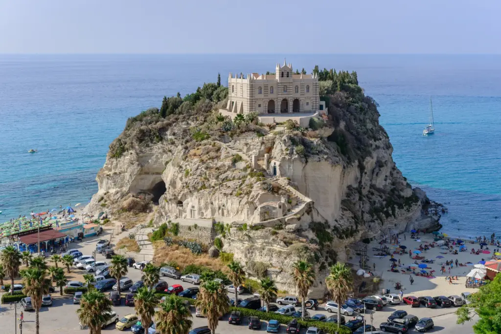 Tropea – szikla tetején álló város és fehér strand