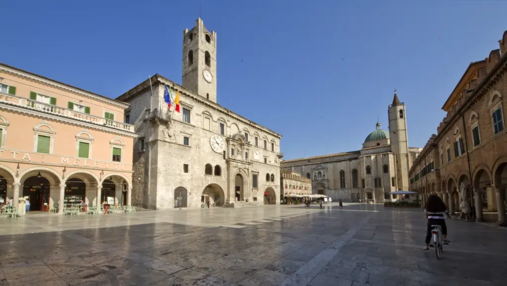 Ascoli Piceno – középkori tér