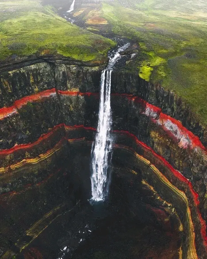 Hengifoss vízesés (piros rétegek)
