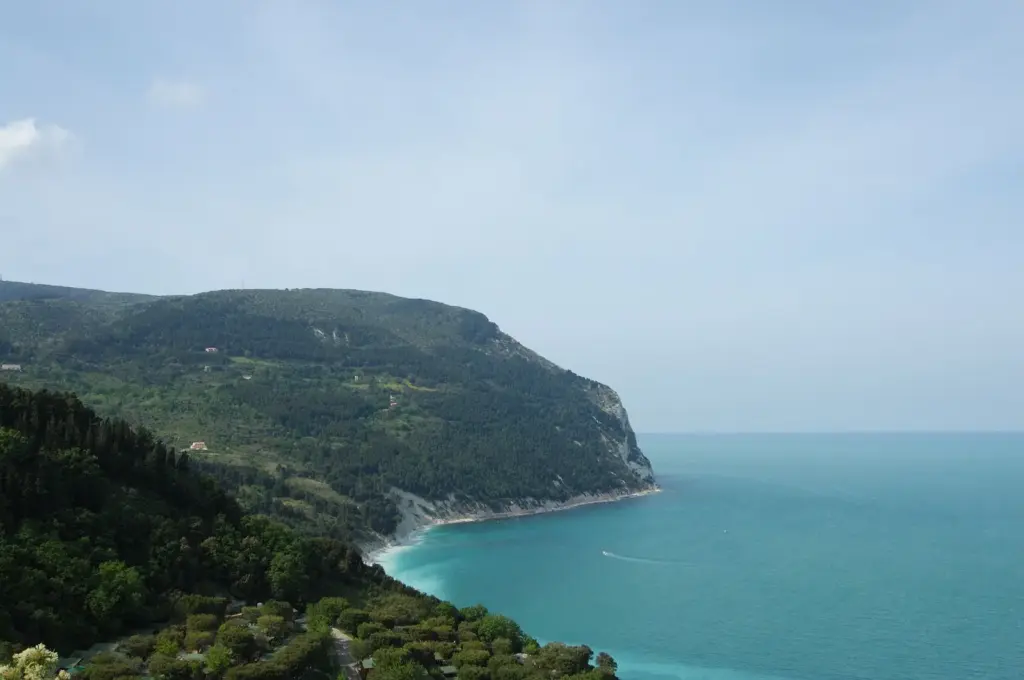 Conero Riviera – sziklapartok és strandok