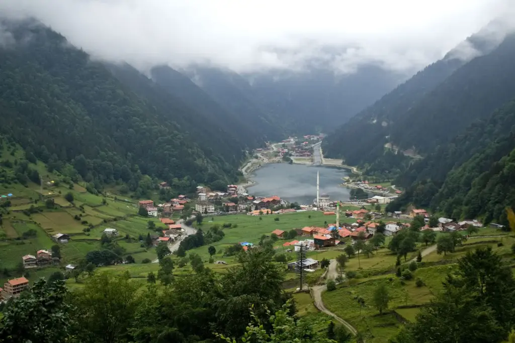 Uzungöl – hegyvidéki tó és mecset
