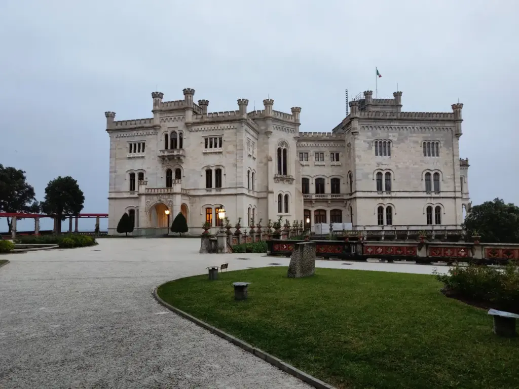Miramare-kastély – tenger felett