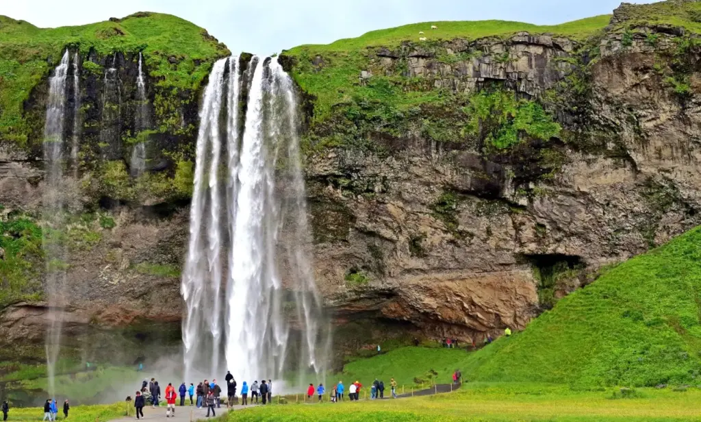 Seljalandsfoss – vízesés mögé is be lehet menni