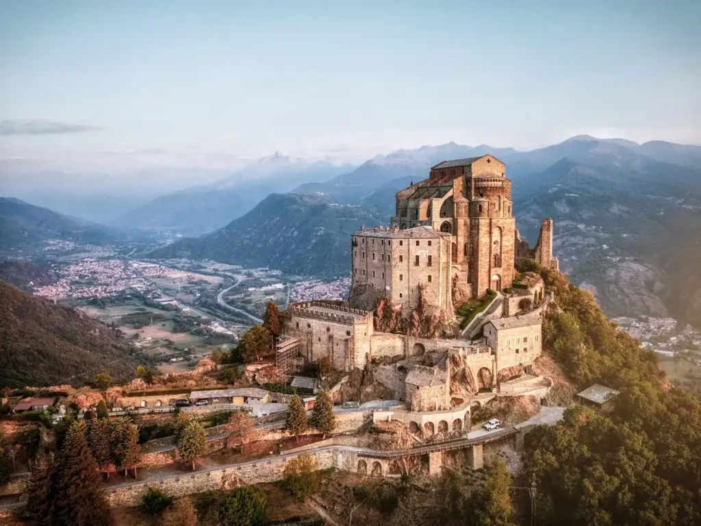 Sacra di San Michele – sziklán álló apátság