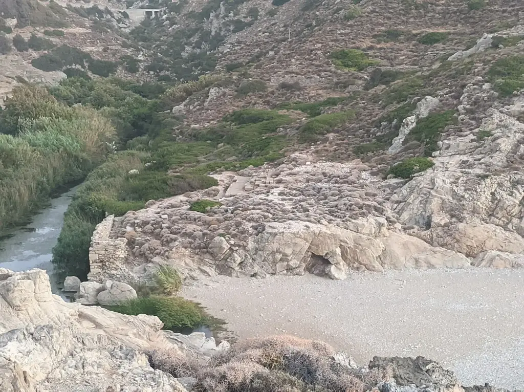 Nas – romok és strand az erdőben