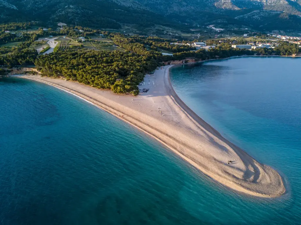 Zlatni Rat strand (változó formájú)