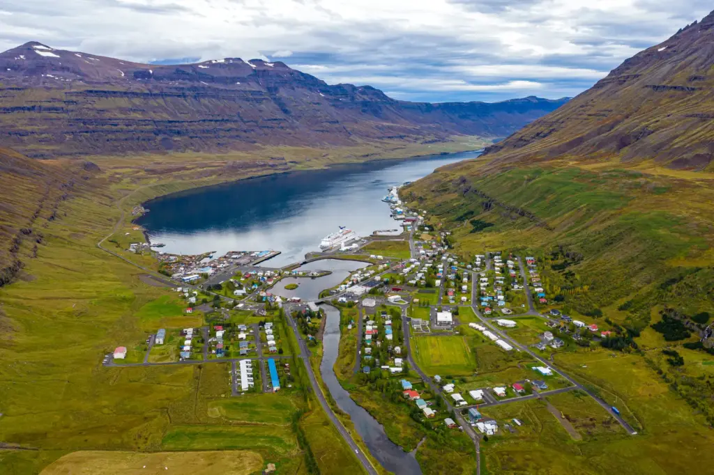 Seyðisfjörður – színes faházak és kompkikötő